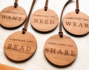 Voglio Bisogno Indossare Leggi Condividi Etichette regalo in legno, set da 5