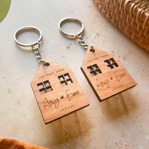 Erstes Haus Schlüsselanhänger, unser erstes Zuhause Geschenk, erste Zuhause Schlüsselanhänger, Housewarminggeschenk, neues Haus Geschenk, neues Haus Schlüsselanhänger, personalisierte Schlüsselanhänger Bild 4