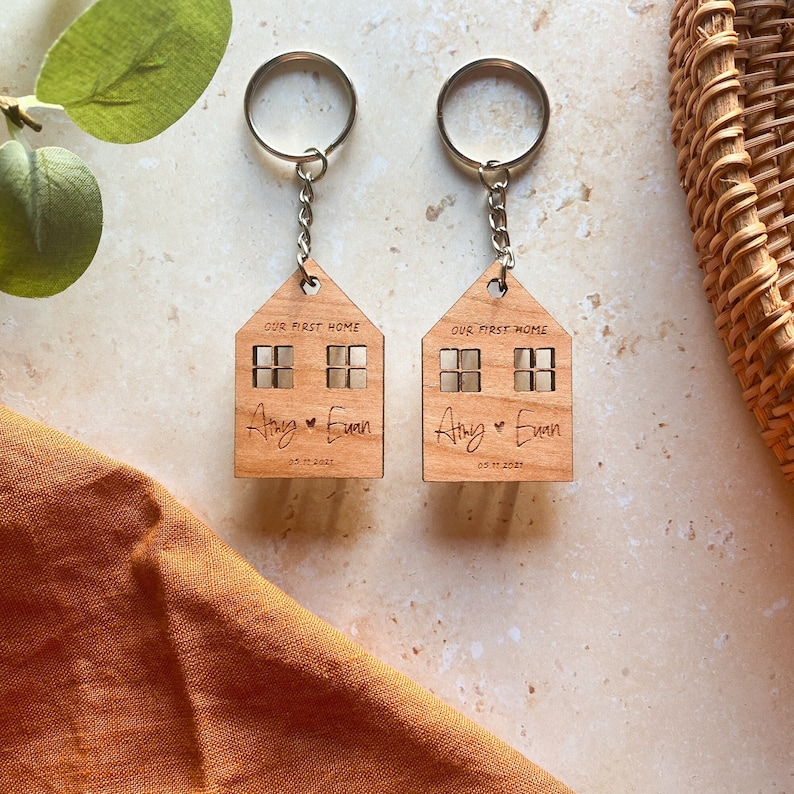 Erstes Haus Schlüsselanhänger, unser erstes Zuhause Geschenk, erste Zuhause Schlüsselanhänger, Housewarminggeschenk, neues Haus Geschenk, neues Haus Schlüsselanhänger, personalisierte Schlüsselanhänger Cherry Veneer