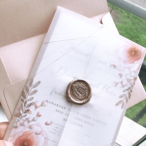 Whimiscal Suite | Bedrukte perkamenten huwelijksuitnodigingen, perkament, print, Indiase huwelijksuitnodigingen, waszegel, oversized uitnodiging