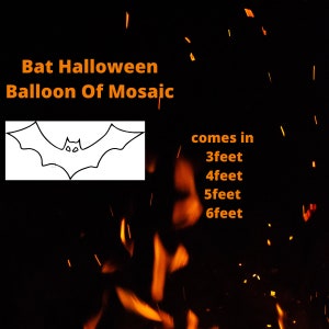 Op de afbeelding: Zwart-witte lijntekening van een vleermuis, met de tekst "Bat Halloween Balloon Of Mosaic" boven de afbeelding en "comes in 3 feet, 4 feet, 5 feet, 6 feet" onder de afbeelding. De afbeelding is tegen een achtergrond van oranje vlammen.