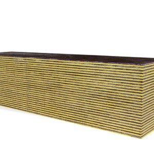 Peut inclure: Un banc en bois rectangulaire long avec un motif rayé de jaune et de brun. Le banc est composé de nombreuses fines couches de bois, créant une surface unique et texturée.