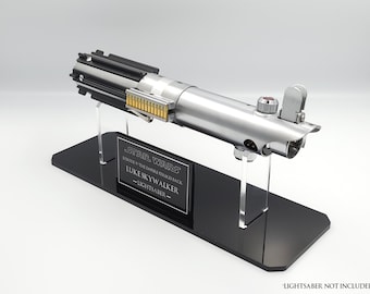 Support pour sabre laser classe II en acrylique noir piano avec texte gravé peint en argent
