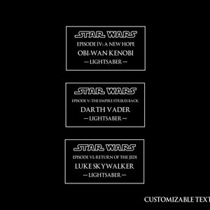 Puede incluir: Una imagen en blanco y negro con tres cajas rectangulares. Cada caja tiene el texto "STAR WARS" en la parte superior, seguido del n&uacute;mero y el t&iacute;tulo del episodio, el nombre de un personaje y el texto "LIGHTSABER". El texto est&aacute; en una fuente sans-serif blanca. Las cajas est&aacute;n dispuestas verticalmente, con la caja superior en la parte superior de la imagen y la caja inferior en la parte inferior de la imagen. El texto "CUSTOMIZABLE TEXT SAMPLE" est&aacute; en la parte inferior de la imagen.