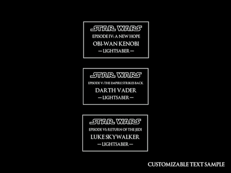Puede incluir: Una imagen en blanco y negro con tres cajas rectangulares. Cada caja tiene el texto "STAR WARS" en la parte superior, seguido del n&uacute;mero y el t&iacute;tulo del episodio, el nombre de un personaje y el texto "LIGHTSABER". El texto est&aacute; en una fuente sans-serif blanca. Las cajas est&aacute;n dispuestas verticalmente, con la caja superior en la parte superior de la imagen y la caja inferior en la parte inferior de la imagen. El texto "CUSTOMIZABLE TEXT SAMPLE" est&aacute; en la parte inferior de la imagen.