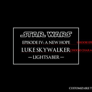 Puede incluir: Un gr&aacute;fico de texto blanco sobre un fondo negro con el texto "STAR WARS" en negrita, seguido de "EPISODE IV: A NEW HOPE", "LUKE SKYWALKER" y "- LIGHTSABER -" en una fuente m&aacute;s peque&ntilde;a. El texto "CHOOSE EPISODE NAME" y "CHOOSE CHARACTER NAME" est&aacute;n en texto rojo sobre el texto correspondiente.