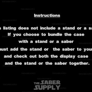 Puede incluir: Texto en blanco y negro sobre fondo negro con las palabras "Instrucciones" y "Esta lista no incluye un soporte o un sable. Si elige agrupar la funda con un soporte o un sable, debe agregar el soporte o el sable a su carrito y pagar tanto la vitrina como el soporte o el sable juntos." El texto est&aacute; centrado en la p&aacute;gina y en negrita. El texto est&aacute; rodeado de las palabras "The Saber Supply" en una fuente m&aacute;s peque&ntilde;a.