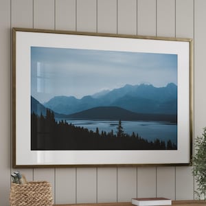 Impressão vintage de montanha do Lago Kananaskis: Paisagem de silhueta sombria