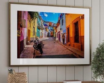 Impresión fotográfica de Guanajuato, México: Arte de callejones coloridos