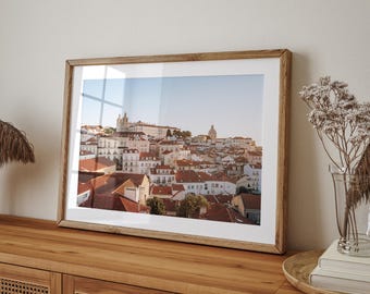 Stampa artistica da parete di Lisbona, Portogallo – Paesaggio urbano all'alba con edifici dai tetti arancioni