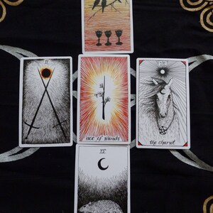 Lectura de Tarot Lectura de 5 cartas usando la baraja que se muestra en la imagen: cualquier área de enfoque Tarot asequible