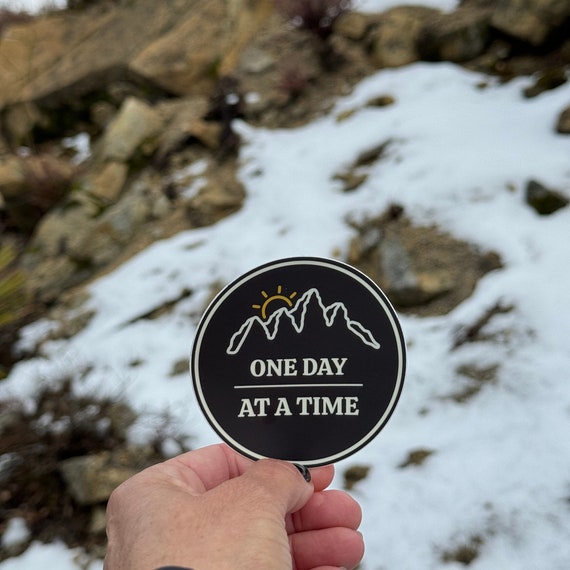 One Day At A Time-Recovery 3" Round Sticker | Sobriety Gift | Al-Anon | AA Slogan | 12 Steps | Share The Message | Experience-Strength-Hope