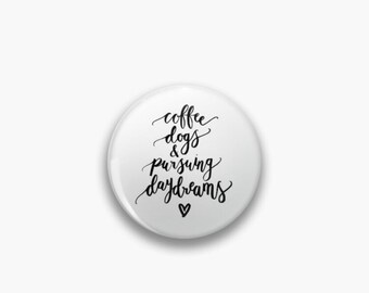 Koffie, honden en het nastreven van dagdromen pin