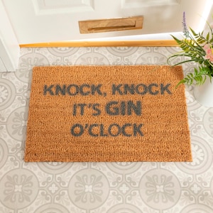 Capacho Gin O'Clock Cinza - 60x40cm Capacho de Coir Cinza - Presente Temático de Álcool - Presente de Inauguração - Novo Presente para Casa - Presente para Amantes de Álcool