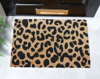 Leopardmönstrad dörrmatta - Djurmönstrad dörrmatta - Välkomstmatta - Inflyttningspresent - Nytt hem - Avslutningspresent - Djurmönstrad dörrmatta i kokosfiber 60 x 40 cm