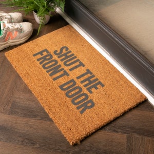 Felpudo gris con texto &quot;Cierra la puerta principal&quot; - Recordatorio - Felpudo para puerta de entrada - Regalo divertido - Decoración del hogar - Regalo de inauguración - Felpudo divertido - 60 cm x 40 cm
