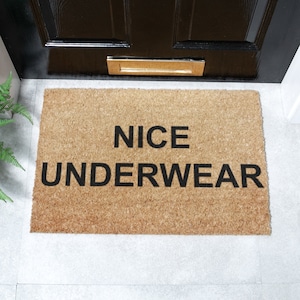 Capacho de roupa íntima: Capacho antiderrapante de fibra de coco engraçado (60 cm x 40 cm)