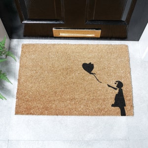Banksy-Stil Mädchen mit Ballon Fußmatte - Mädchen mit rotem Ballon Fußmatte - Banksy Print Fußmatte - rutschfeste Matte - neues Zuhause Geschenk - 60 cm x 40 cm