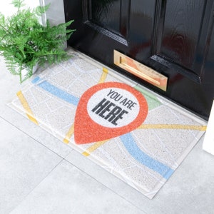 Felpudo "Estás aquí" - Felpudo de ubicación - Felpudo para interior y exterior - Felpudo de PVC reciclado - Regalo de inauguración de la casa - Resistente - 70 x 40 cm