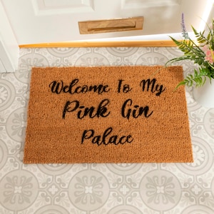 Capacho Pink Gin Palace - Tapete de porta de gin Presentes de álcool - 60x40cm - Presente temático de álcool - Presente de inauguração - Novo presente para casa - Presente para amante de álcool