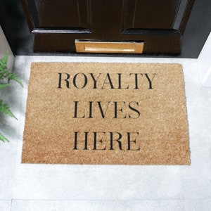 Royalty Lives Here Coir Doormat - Queen&#39;s Platinum Jubilee - Housewarming Door Mat - Coir Doormat - New Home Gift - Outdoor Mat- 60cm X 40cm