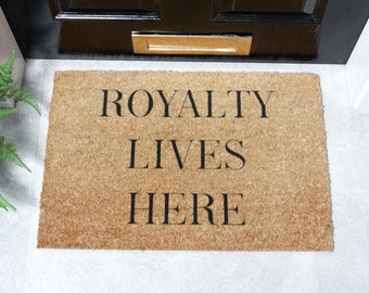 Royalty Lives Here Paillasson en fibre de coco - Jubilé de platine de la reine - Paillasson de pendaison de crémaillère - Paillasson en fibre de coco - Cadeau pour une nouvelle maison - Tapis d'extérieur - 60 cm X 40 cm