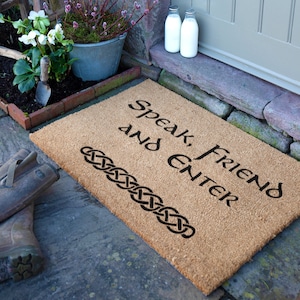 Wycieraczka z włókna kokosowego „Speak Friend and Enter” – wycieraczka powitalna – prezent na rocznicę – prezent na parapetówkę – prezent na nowy dom – wystrój domu – 90 cm x 60 cm