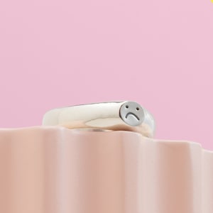 スターリングシルバーの悲しい顔のミニシグネットリング :(
