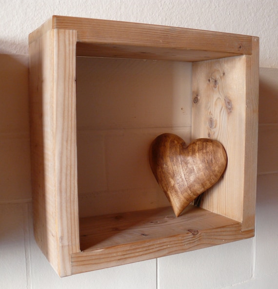 The Cube – Schwebendes Wandregal aus Bauholz