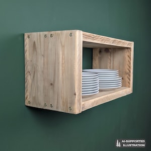 Può includere: Una mensola da parete rettangolare costruita con assi di legno naturale di tonalità chiara con venature visibili e viti in metallo. Una pila di piatti in ceramica bianca è posizionata all'interno del vano portaoggetti aperto.