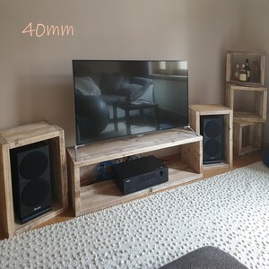 Puede incluir: Un centro de entretenimiento de madera con un televisor de pantalla plana, dos altavoces y un receptor est&eacute;reo. El centro de entretenimiento tiene tres estantes y est&aacute; hecho de madera recuperada. La televisi&oacute;n mide 40 mm.