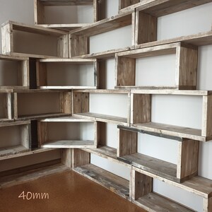 Puede incluir: Una estanter&iacute;a de madera con varios estantes de diferentes tama&ntilde;os y formas. Los estantes est&aacute;n hechos de madera recuperada y tienen un acabado r&uacute;stico y natural. Los estantes est&aacute;n dispuestos en forma escalonada, creando un dise&ntilde;o &uacute;nico e interesante. Los estantes tienen un grosor de 40 mm.