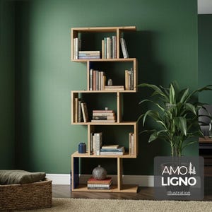 Può includere: Una libreria in legno marrone chiaro dal design sfalsato e asimmetrico con cinque livelli di ripiani aperti. Gli scaffali sono riempiti con vari libri, un piccolo oggetto decorativo blu e una sfera grigia testurizzata.