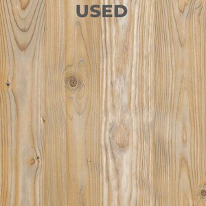 Puede incluir: Primer plano de una superficie de madera marr&oacute;n claro con vetas verticales y nudos. La palabra "USED" est&aacute; impresa en gris en la parte superior. La madera tiene un aspecto natural y texturizado, con variaciones de color y tono.