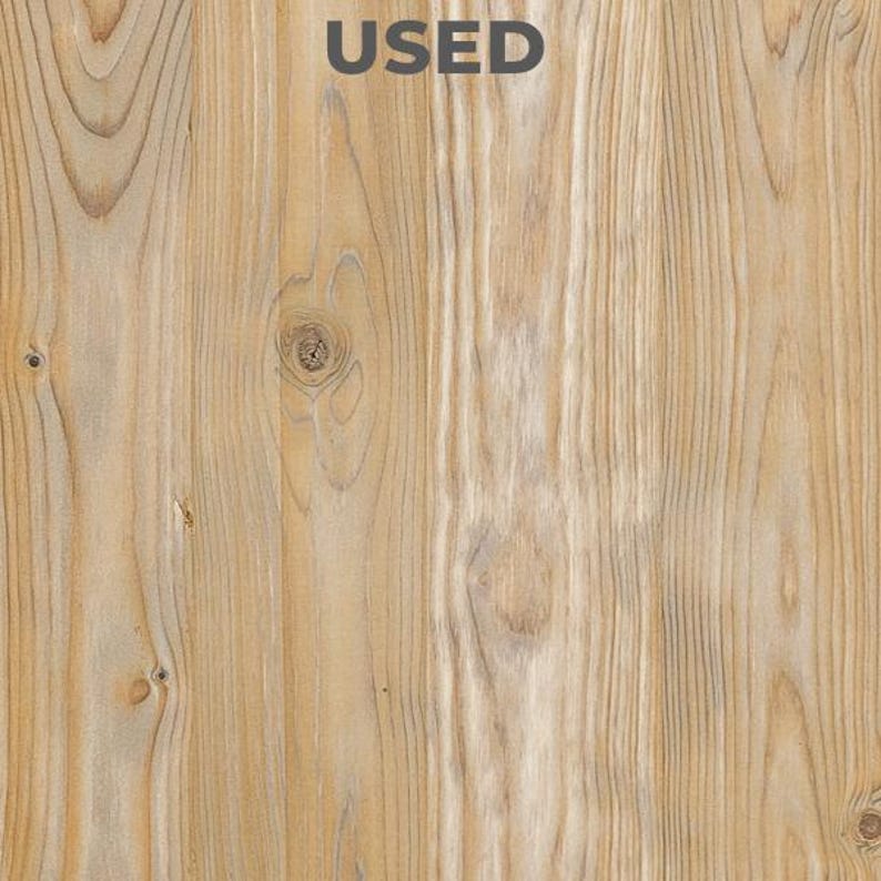 Puede incluir: Primer plano de una superficie de madera marr&oacute;n claro con vetas verticales y nudos. La palabra "USED" est&aacute; impresa en gris en la parte superior. La madera tiene un aspecto natural y texturizado, con variaciones de color y tono.