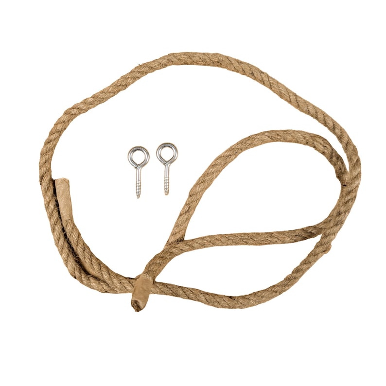 Pu&ograve; includere: Una corda color naturale con due viti a occhiello argentate. La corda &egrave; spessa e sembra essere fatta di una fibra intrecciata. Le viti a occhiello sono piccole e hanno un anello in alto. La corda &egrave; ad anello e annodata.