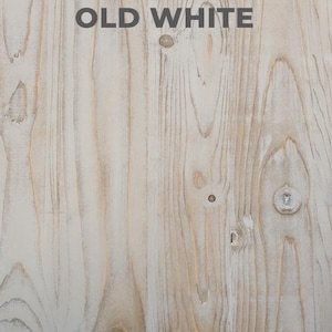 Pu&ograve; includere: Primo piano di una superficie in legno invecchiato con una finitura bianca usurata. La venatura del legno &egrave; visibile, con nodi e imperfezioni che aggiungono fascino rustico. Il testo "OLD WHITE" &egrave; stampato in alto.