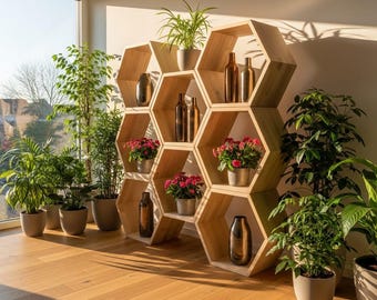 Puede incluir: Estantería de madera con forma de panal de abeja llena de jarrones decorativos, plantas en macetas y flores. La unidad es de madera clara y está colocada contra una pared blanca. La habitación tiene suelos de madera y está iluminada por luz natural.