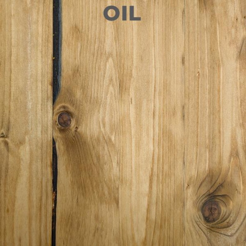 Puede incluir: Primer plano de una superficie de madera de color marr&oacute;n claro con vetas visibles. La palabra "OIL" est&aacute; impresa en gris en la parte superior. La madera tiene nudos y una l&iacute;nea vertical oscura.