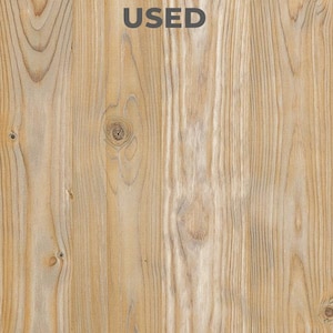 Pu&ograve; includere: Primo piano di una superficie in legno marrone chiaro con venature verticali e nodi. La parola "USED" &egrave; stampata in grigio in alto. Il legno ha un aspetto naturale e strutturato.