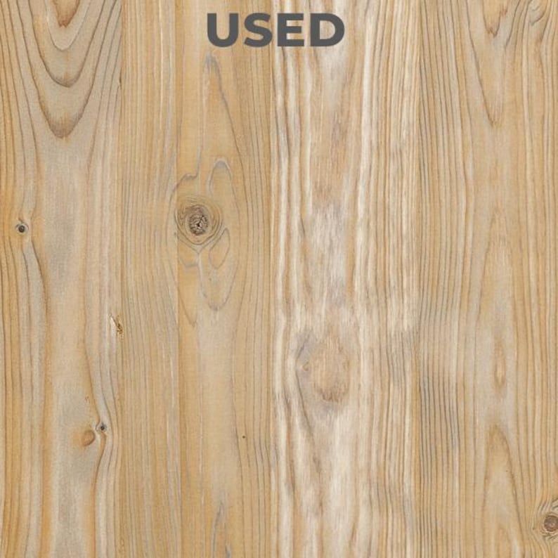 Pu&ograve; includere: Primo piano di una superficie in legno marrone chiaro con venature verticali e nodi. La parola "USED" &egrave; stampata in grigio in alto. Il legno ha un aspetto naturale e strutturato.