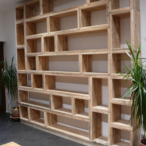 NOTE DESCRIPTION: Timber shelf | Bookshelf | Solid | D 27 cm H 40 cm | USED Look
