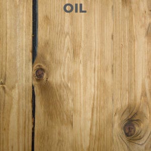 Pu&ograve; includere: Primo piano di una superficie in legno di colore marrone chiaro con venature visibili. La parola "OIL" &egrave; stampata in grigio in alto. Il legno presenta nodi e una linea verticale scura.