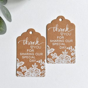 Rustikale Kraft + weiße Spitze Druck Hochzeit Danke Geschenkanhänger