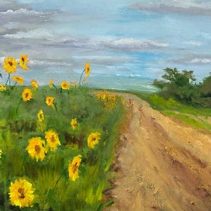 Può includere: Dipinto a olio di un paesaggio rurale con uno sterrato che attraversa un campo di girasoli gialli. Il cielo è un misto di blu e grigio, con nuvole soffici. Il fogliame verde e gli alberi incorniciano la scena.