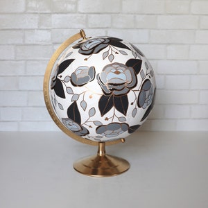 Globo dipinto a mano con fiori, decorazione dipinta a mano, fiori bianchi, neri, grigi, decorazione floreale per viaggi e avventure, massimalismo, scala di grigi, regalo da 12 pollici