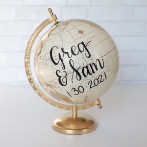 Globo terráqueo personalizado dorado y neutro, pintado a mano con letras, decoración personalizada para el hogar, mapas de aventuras para la oficina, libros de visitas, regalos de compromiso, 8"