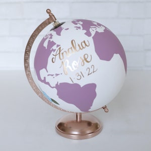Puede incluir: Un globo blanco y lavanda con un soporte de oro rosa. El globo est&aacute; decorado con un dise&ntilde;o floral y el nombre "Analia Rose" y la fecha "1.31.22" est&aacute;n escritos en letras doradas.