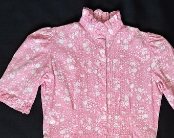 Rosa blommig klänning med puffärmar i bomull