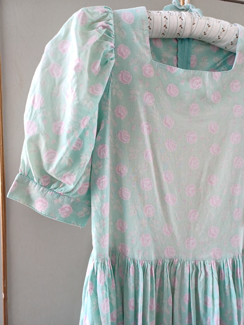 Laura Ashley Grön Klänning med Puffärmar bild 3